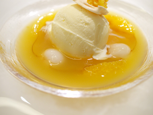 リッチミルクアイスクリーム、アマレット風味の冷たいオレンジジュレスープのアップ
