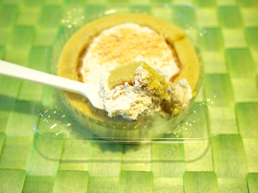 スプーンで食べるプレミアム黒みつと黄なこのロールケーキ(201102@ローソン)すくった