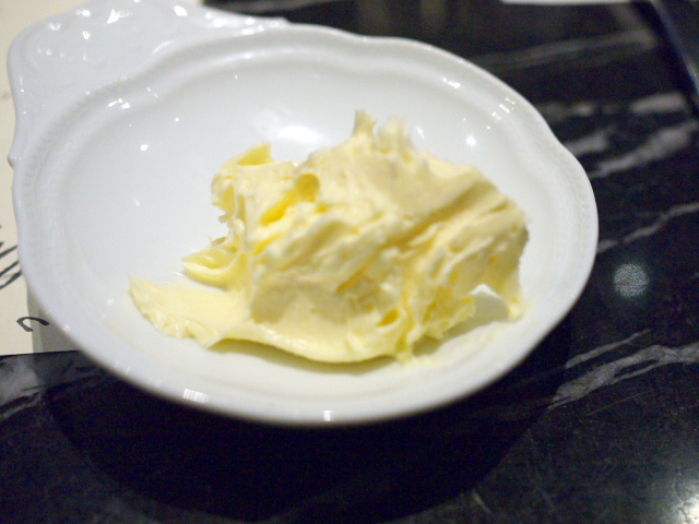 北海道浜中町原乳をほぼそのままに近い形でバターに。