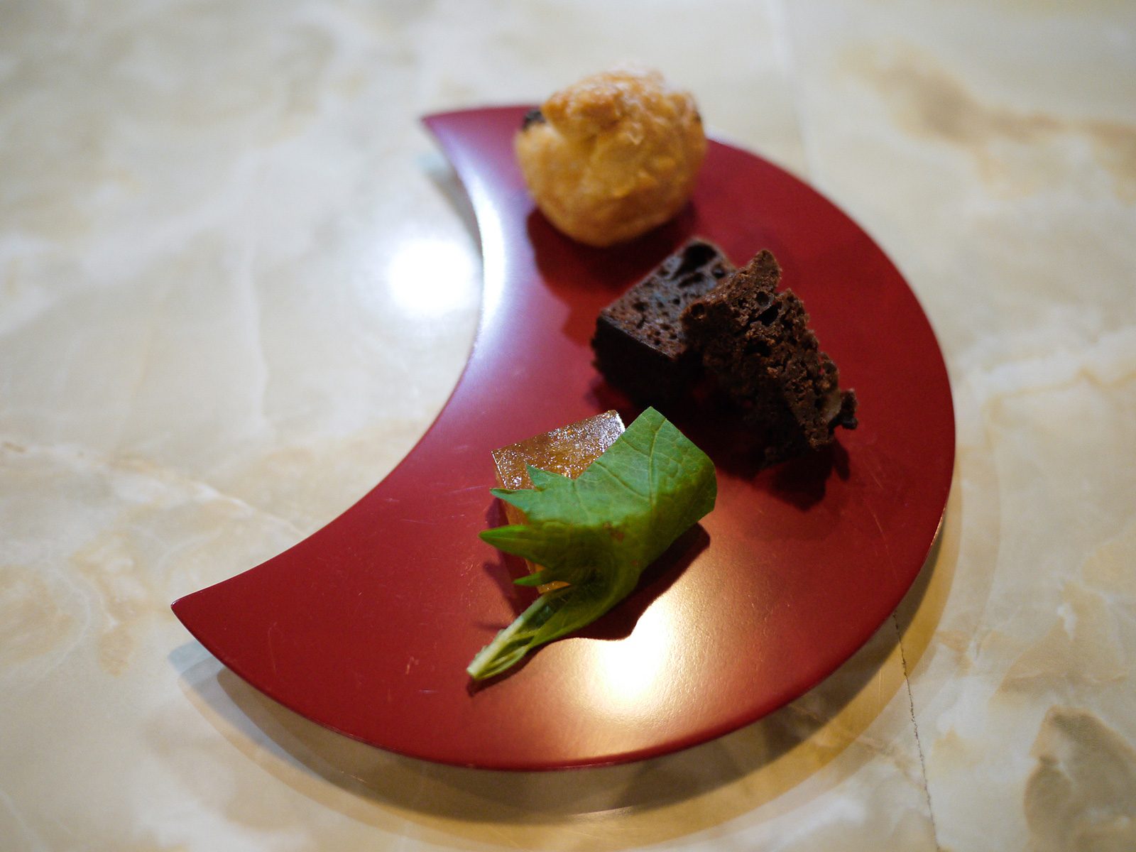 花山椒のパイの包み焼き、奈良漬けのケーク・ショコラ、山葵のパート・ド・フリュイ
