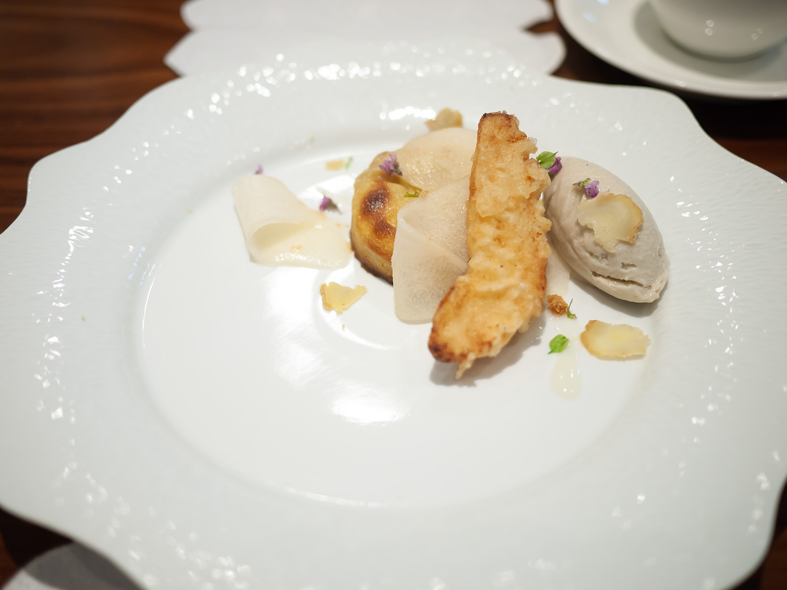 栗のビスキュイクーラン：洋梨の天ぷら、和栗、菊芋