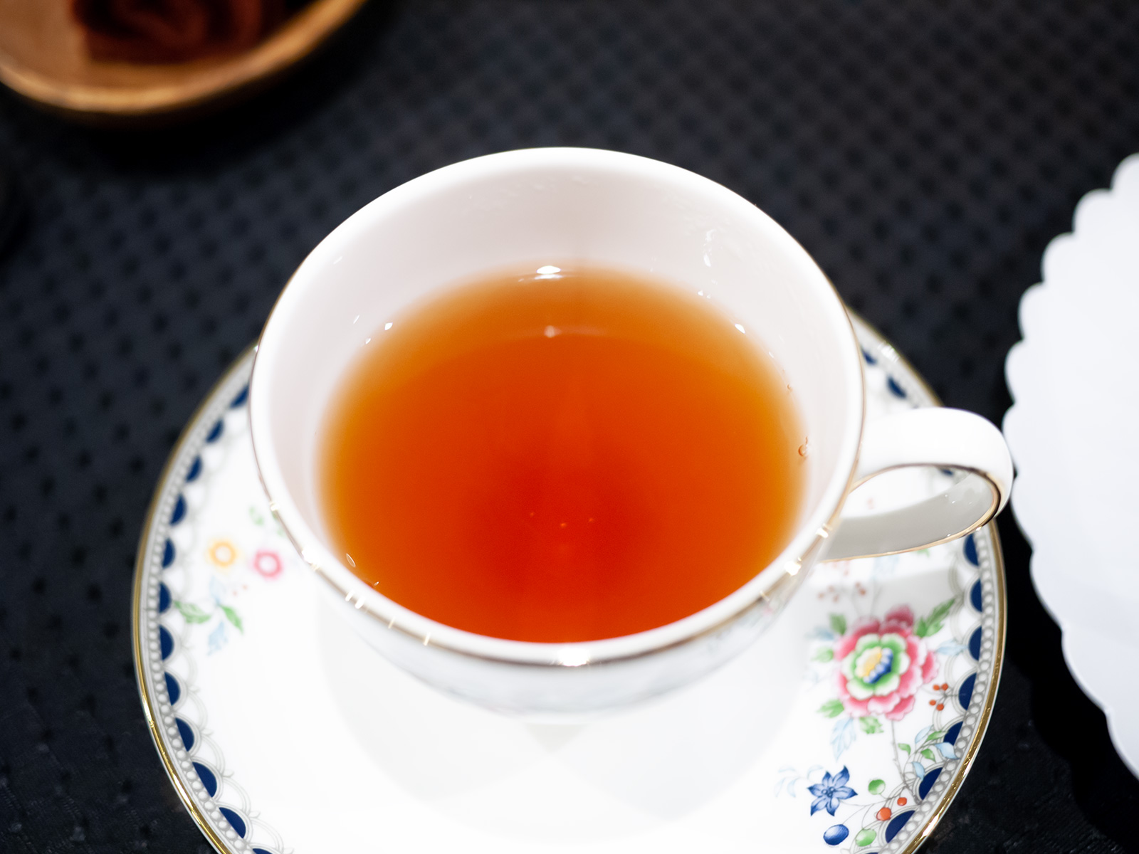 完全発酵茶：紅茶、セイロンティに桃とバニラ、ベルガモット、きび糖