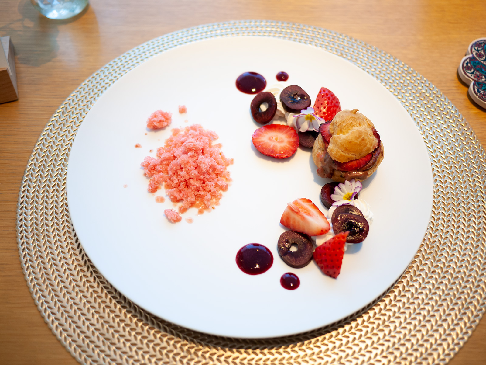 兵庫県かぐや農園産苺「よつぼし」・タスマニアチェリー・トンカ豆・55%ショコラ2