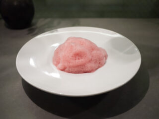 真っ赤な泡で包んだリュバーブ 華やかな饗宴