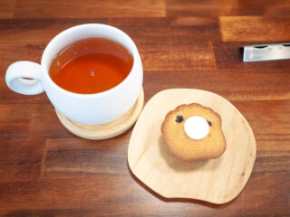 小菓子：トンカ豆のフィナンシェ、チェリー