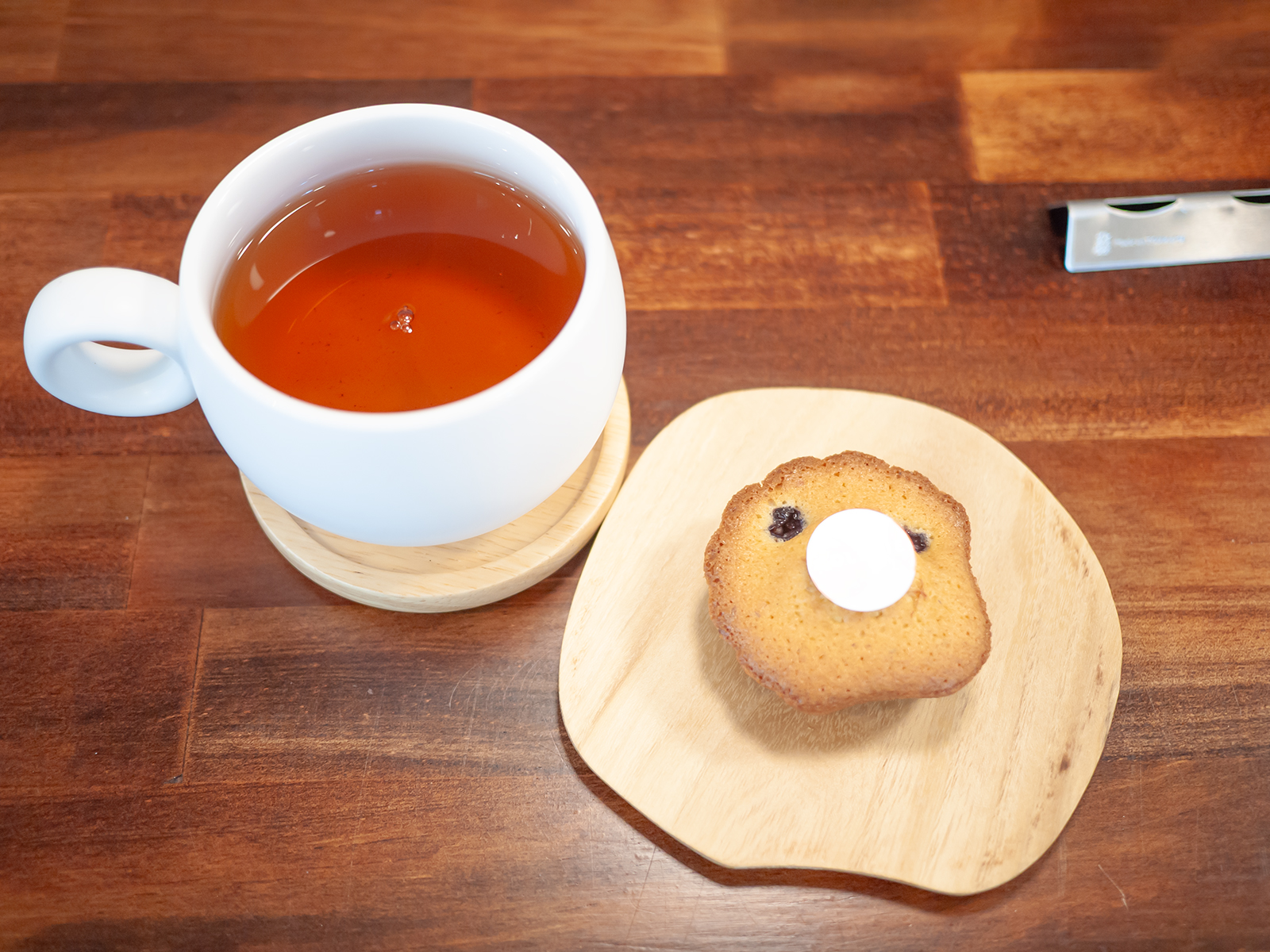 小菓子：トンカ豆のフィナンシェ、チェリー